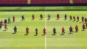 Jogadores do Liverpool ajoelham-se contra o racismo