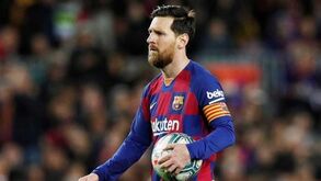 Messi fica mais uma temporada no Barcelona