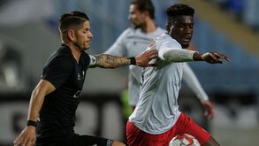 Mais um mês de lay-off