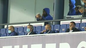 Novos cumprimentos, mensagem especial na bancada e máscaras: eis a realidade do Famalicão-FC Porto