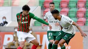 Aplausos à equipa após igualdade na Madeira