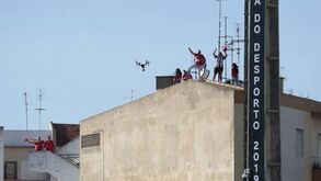 Até telhados e varandas servem para ver o Portimonense-Benfica