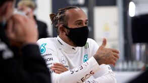 Campeão Lewis Hamilton regressa à pista em Silverstone 