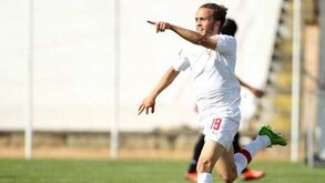 Zé Valente para o ataque do Estoril