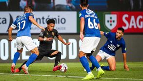 Vitória empata e tem sexto lugar em risco