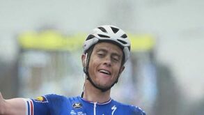 Niki Terpstra sofre uma queda grave