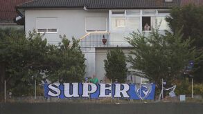 Uma 'bancada' alternativa à beira de um quintal: como os Super Dragões apoiam o FC Porto na Aves