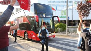 Adeptos aplaudem a equipa do Benfica à chegada a Gaia