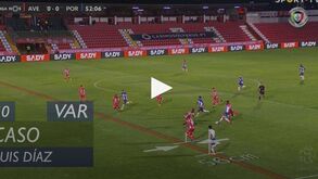 Carlos Xistra assinalou o segundo penálti para o FC Porto mas o auxiliar já tinha indicado fora de jogo