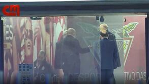 Pinto da Costa descontente em conversa com staff do FC Porto após empate nas Aves