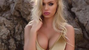 Ex-namorada de Jesé encanta fãs com foto em biquiní