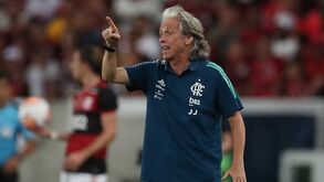 Flamengo vence Bangu no regresso, três meses depois