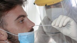 Anel que deteta sintomas ou equipas em 'bolhas': as ideias mais inovadoras na prevenção da Covid-19