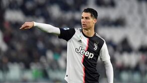 Cristiano Ronaldo não quer jogar «plantado na área»: imprensa italiana revela conversa com Sarri