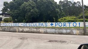 Adeptos do FC Porto deixam tarja no Olival: «Menos folclore, menos desculpas, mais Porto»