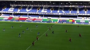 Momento insólito de Mané: equipas ajoelham-se e o senegalês desatou a correr