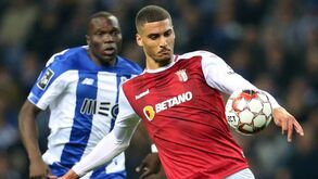 Carmo cumpridor agarra o lugar