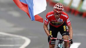 Roglic campeão no regresso do ciclismo