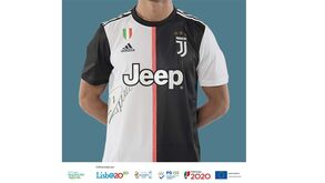 Covid-19: Camisola assinada por Cristiano Ronaldo vai a leilão para ajudar mais desfavorecidos