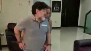 Maradona de novo envolto em polémica: a dança que acabou com o rabo à mostra