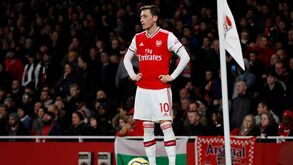 Adeptos do Fenerbahçe ajudam na compra de Özil