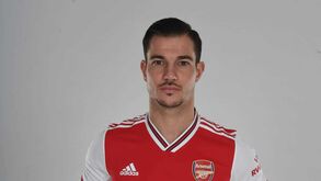 Arsenal deve ficar com Cédric Soares em negócio com contornos insólitos