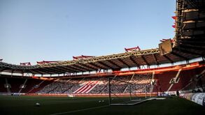 Governo da Grécia mantém jogos de futebol à porta fechada