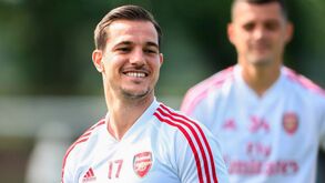 Ligação de Cédric Soares ao Arsenal pode esticar até junho de 2024