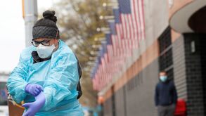 Estados Unidos registam mais 842 mortes por coronavírus e superam os 121 mil óbitos