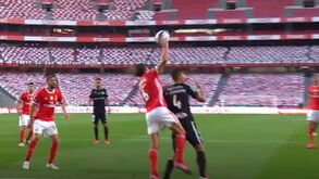 Benfica aponta para 'penálti forçado' neste lance