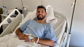 Agüero já foi operado ao joelho esquerdo e deixa mensagem aos adeptos