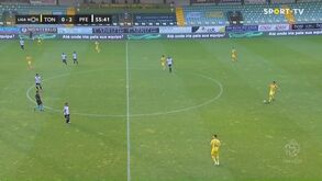 Era um golo feito: avançado do Tondela candidata-se ao falhanço do ano 