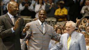 Herança tinha cheques de 200 dólares para ex-atletas jantarem: Dean Smith era especial