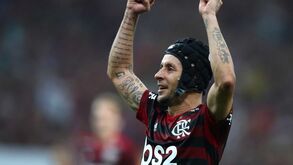 Quando Rafinha precisou do capacete de Cech ligou a... David Luiz