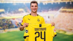 Dortmund disponível para 'ceder' Thomas Meunier ao PSG na Liga dos Campeões