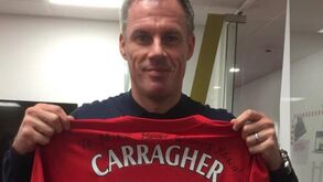 Carragher foi festejar título do Liverpool para a rua e já pedem que seja despedido da Sky