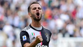Pjanic confirmado oficialmente como jogador do Barcelona por 60 milhões de euros