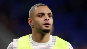 PSG prolonga contrato com Layvin Kurzawa