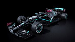 Mercedes 'veste-se' de negro