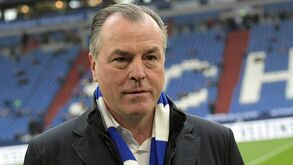 Maus resultados e foco de covid-19 levam presidente do Schalke 04 a demitir-se