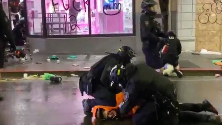 Polícia de Seattle detém homem e populares gritam desesperados: «Tira o joelho do pescoço dele!»