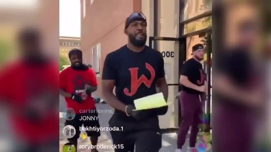 Jon Jones volta a dar o exemplo: lutador do UFC limpa ruas e ajuda pequeno comércio