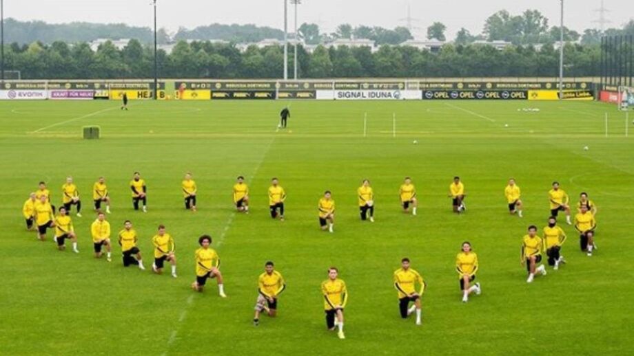 Futebolistas do Dortmund seguem exemplo e ajoelham-se em protesto
