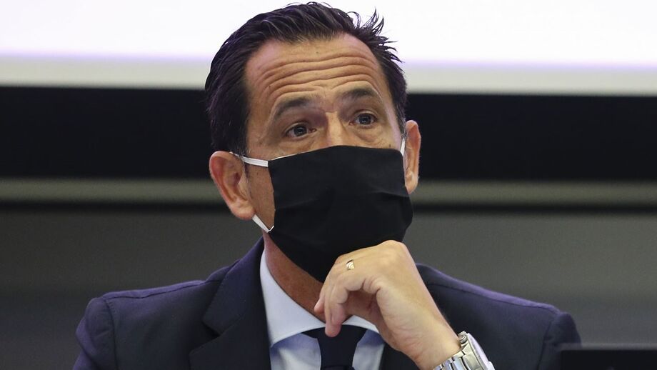 Pedro Proença passa sem problemas