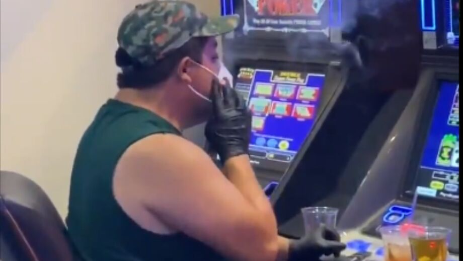 Há gestos estranhos e depois há... isto: uma 'lição' de como fumar e usar máscara 