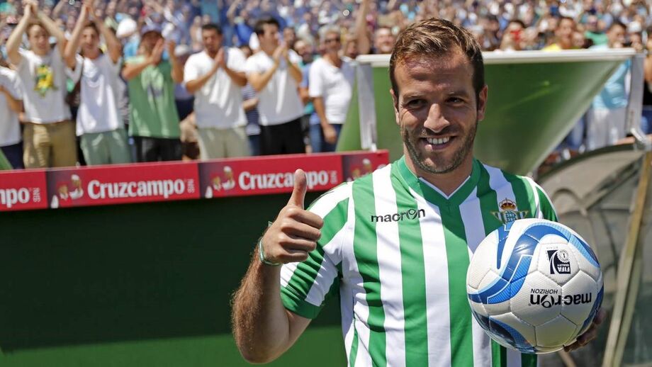 No extremo da rivalidade: a cláusula bizarra que o Betis obrigou Van der Vaart cumprir