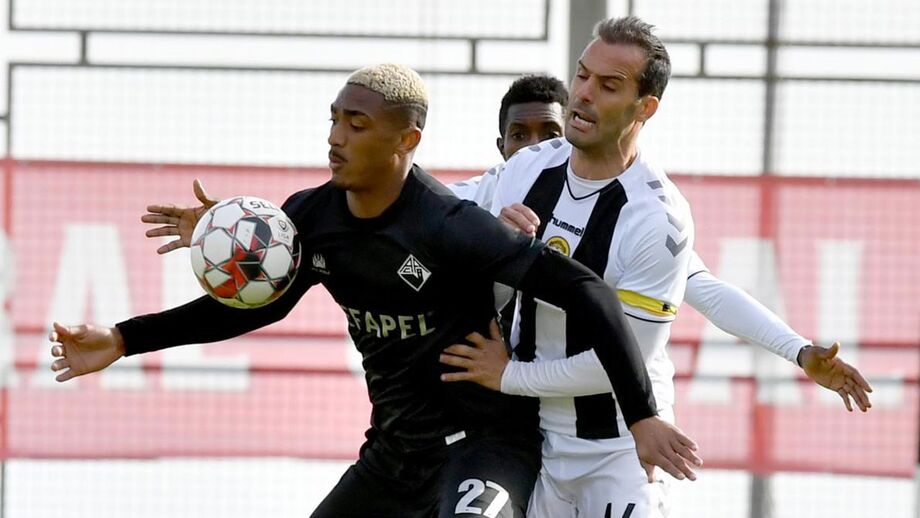 Académica aguarda negócio por Derik