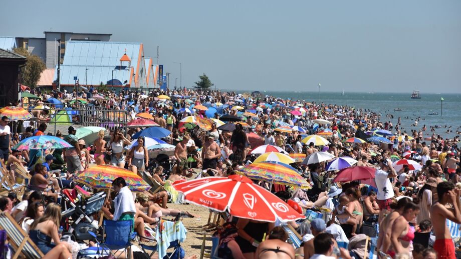 Reino Unido ameaça fechar praias depois de enchente em Bournemouth