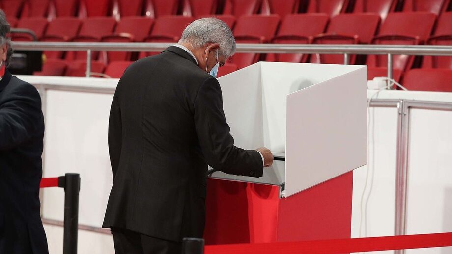 Vieira já votou na assembleia-geral do Benfica mas outros notáveis também já o fizeram