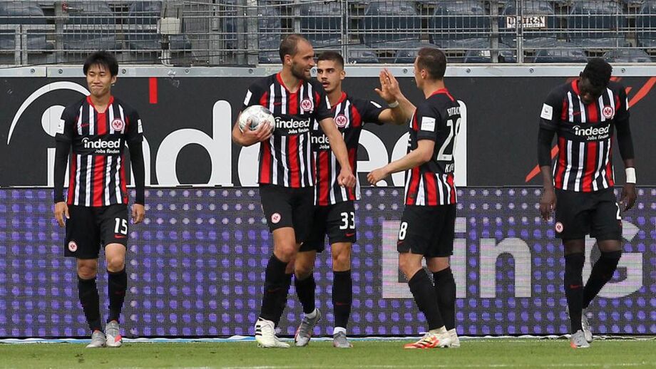 André Silva marca na vitória sofrida do Eintracht Frankfurt frente ao último